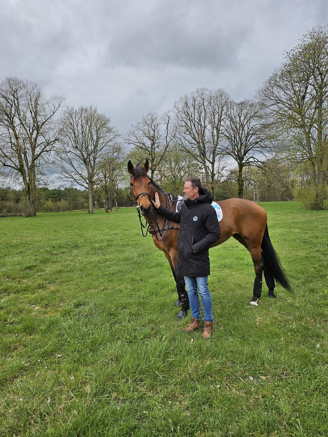 Kelly van Delft nez à nez avec son cheval dans un pré